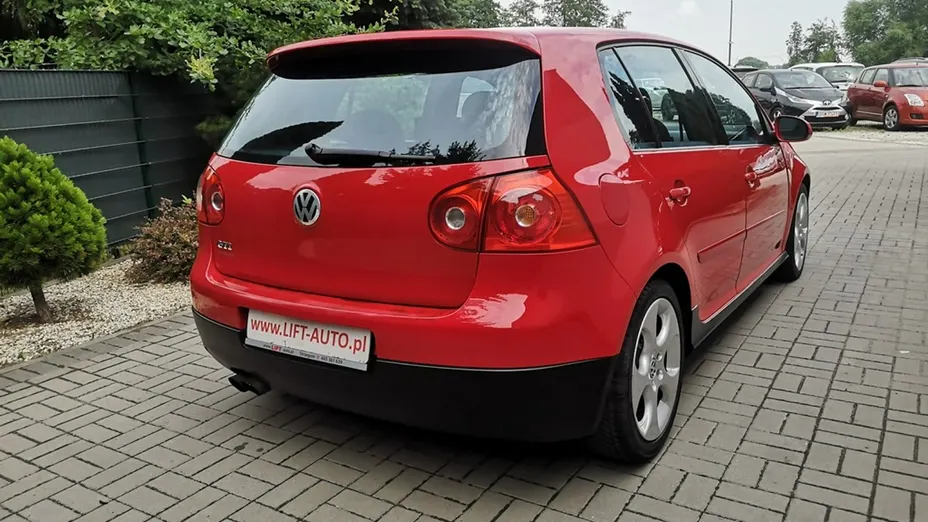 VOLKSWAGEN Golf -