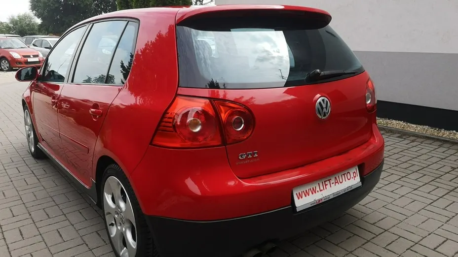 VOLKSWAGEN Golf -