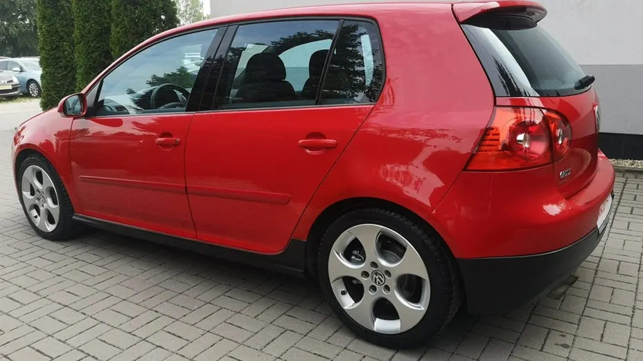 VOLKSWAGEN Golf -