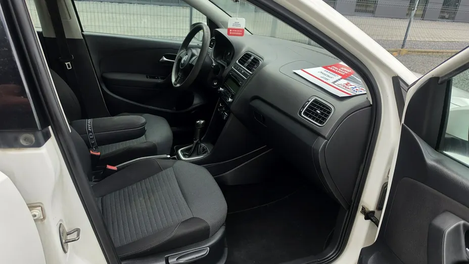 VOLKSWAGEN Polo -