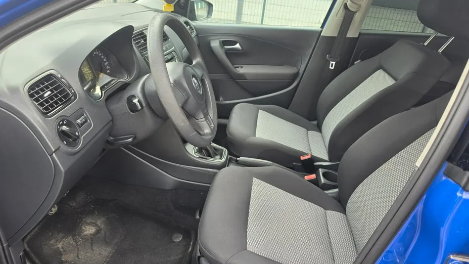 VOLKSWAGEN Polo -