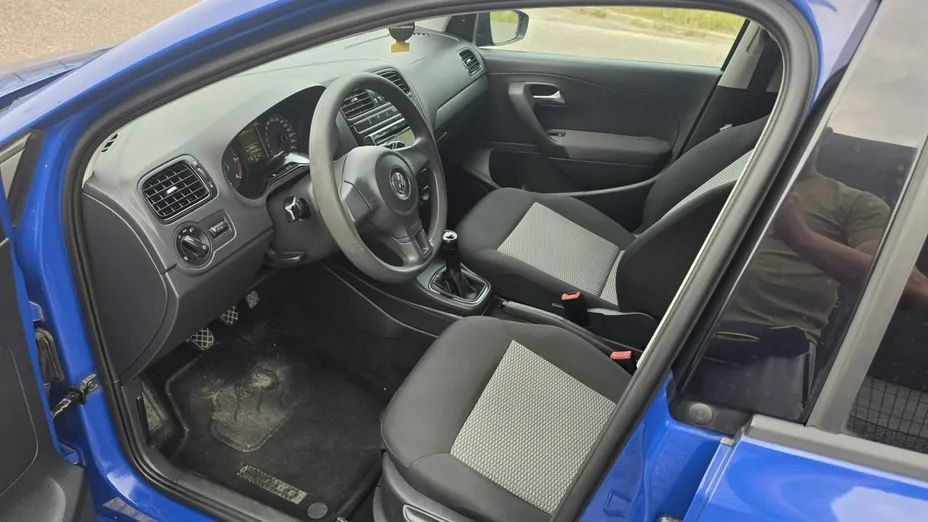 VOLKSWAGEN Polo -