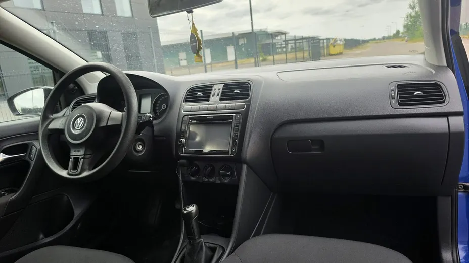 VOLKSWAGEN Polo -