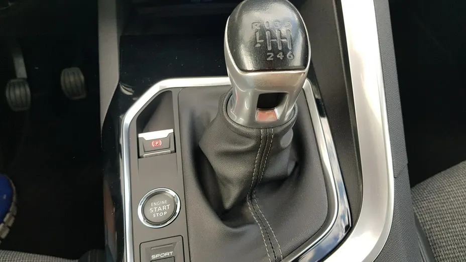 PEUGEOT 3008 -