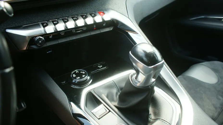 PEUGEOT 3008 -