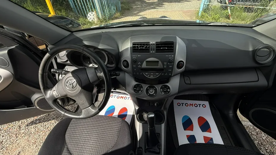 TOYOTA RAV4 -