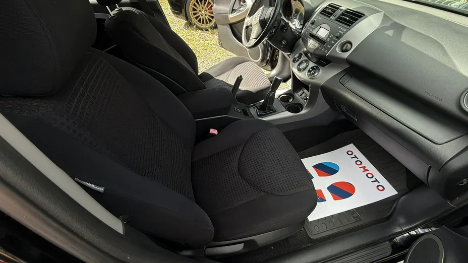TOYOTA RAV4 -