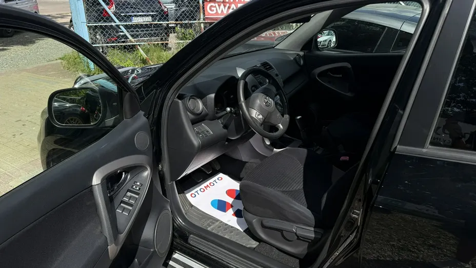 TOYOTA RAV4 -