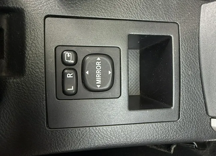 TOYOTA RAV4 -