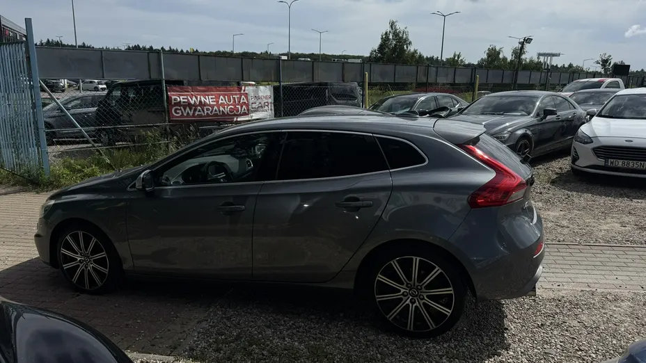 VOLVO V40 -