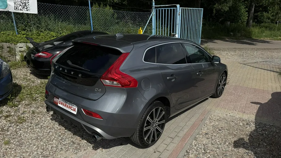 VOLVO V40 -