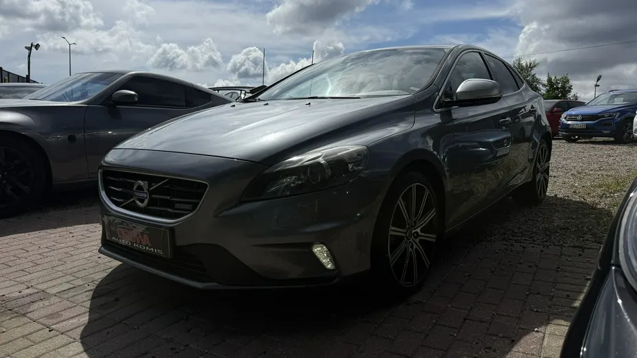 VOLVO V40 -