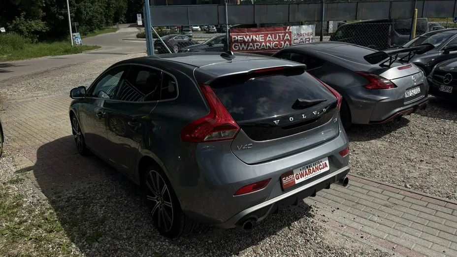 VOLVO V40 -