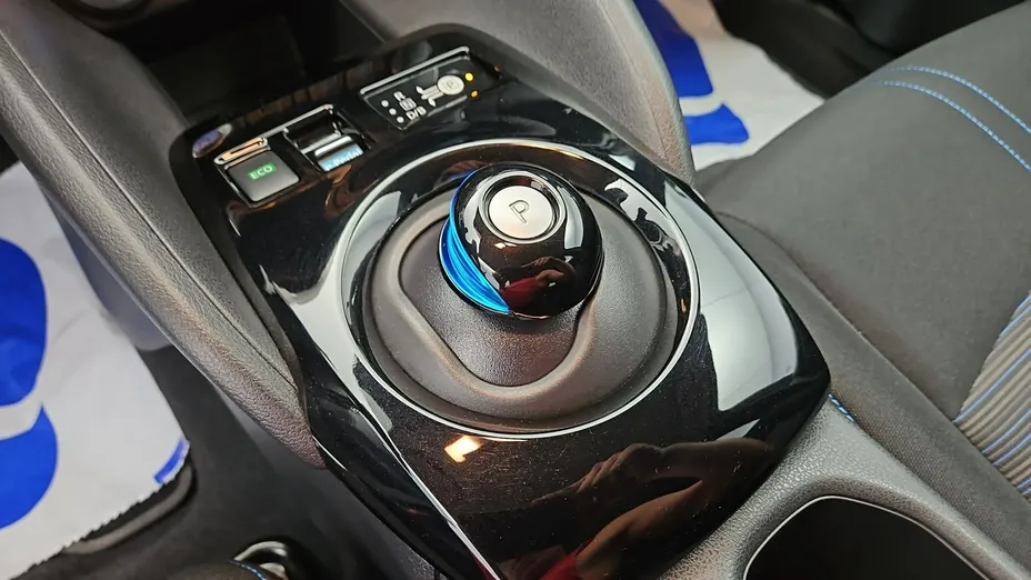 NISSAN Leaf -