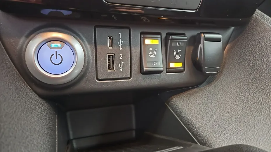 NISSAN Leaf -