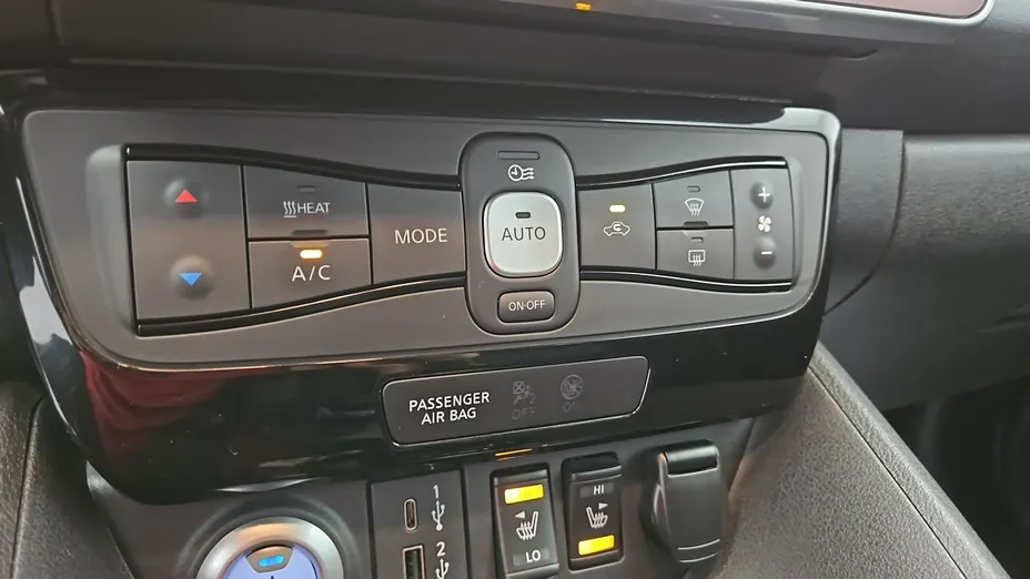 NISSAN Leaf -