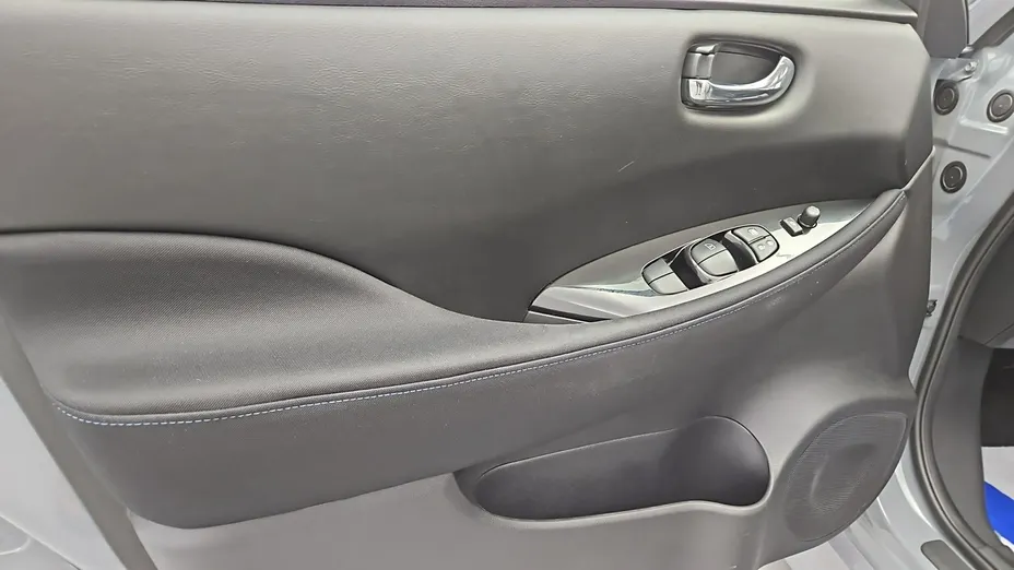 NISSAN Leaf -