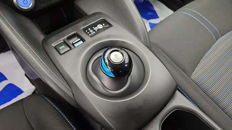 NISSAN Leaf -
