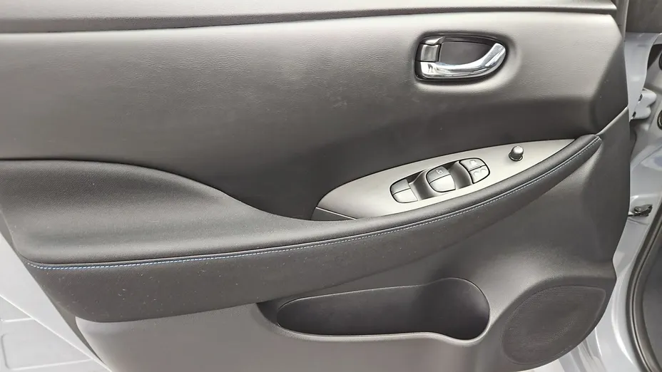 NISSAN Leaf -