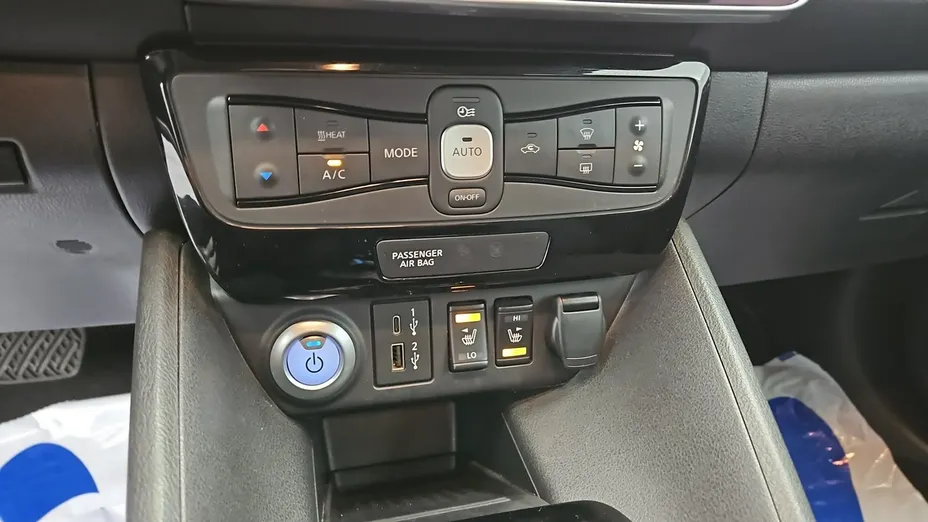 NISSAN Leaf -