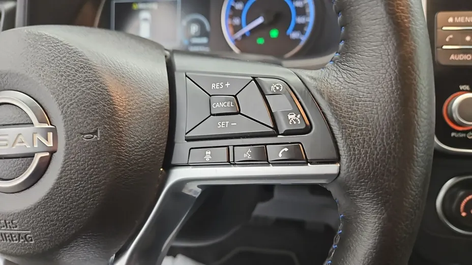 NISSAN Leaf -