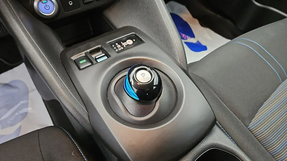 NISSAN Leaf -