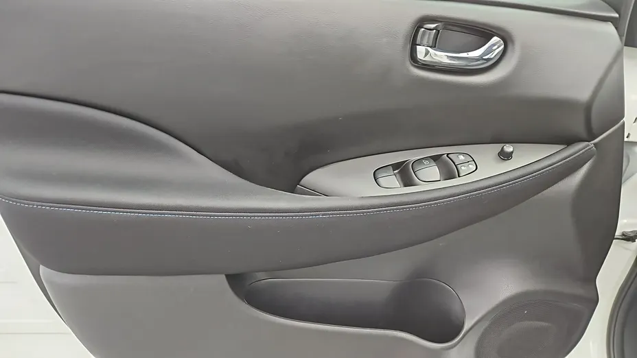 NISSAN Leaf -