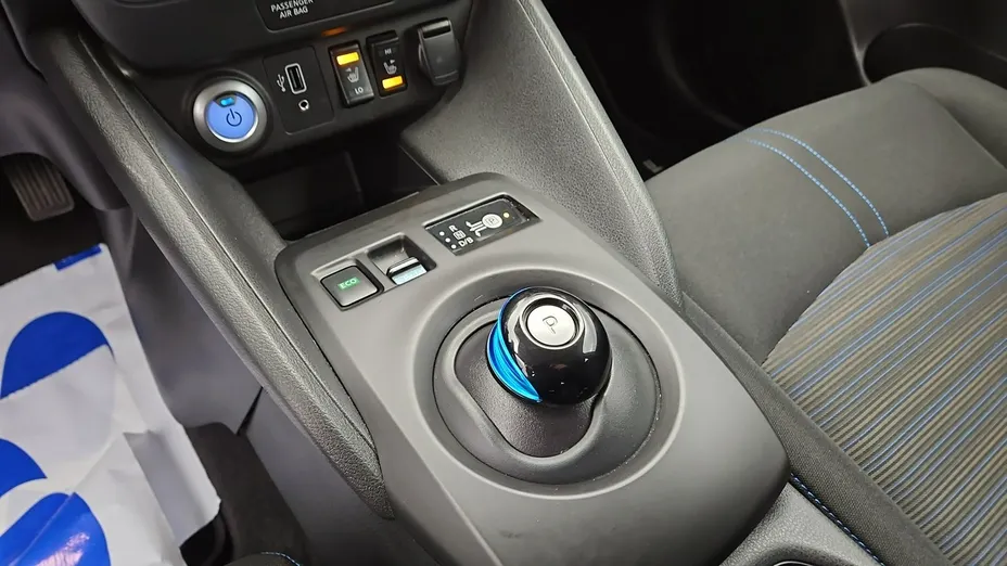 NISSAN Leaf -