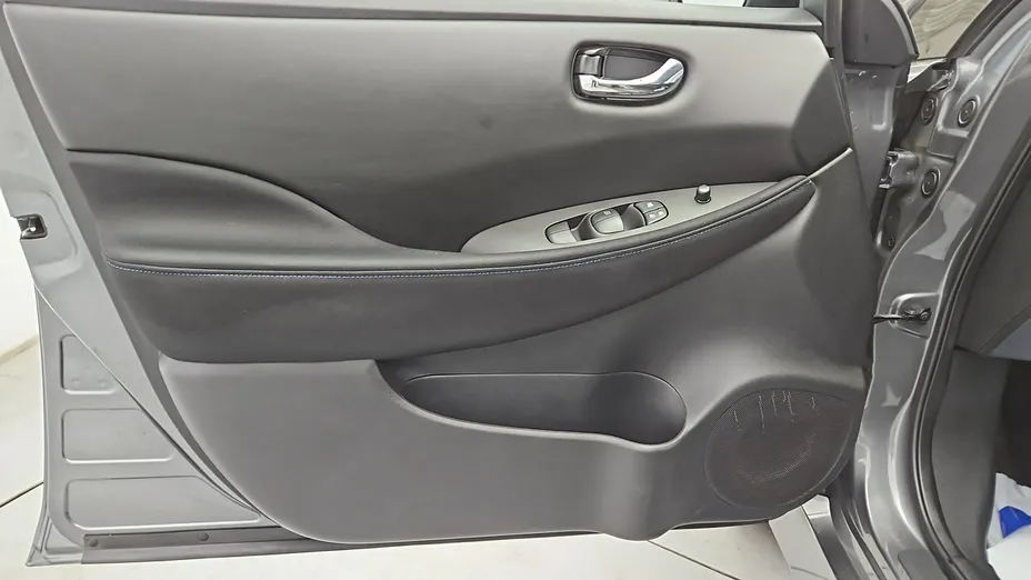 NISSAN Leaf -