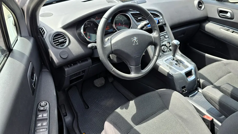 PEUGEOT 5008 -