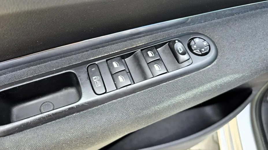 PEUGEOT 5008 -