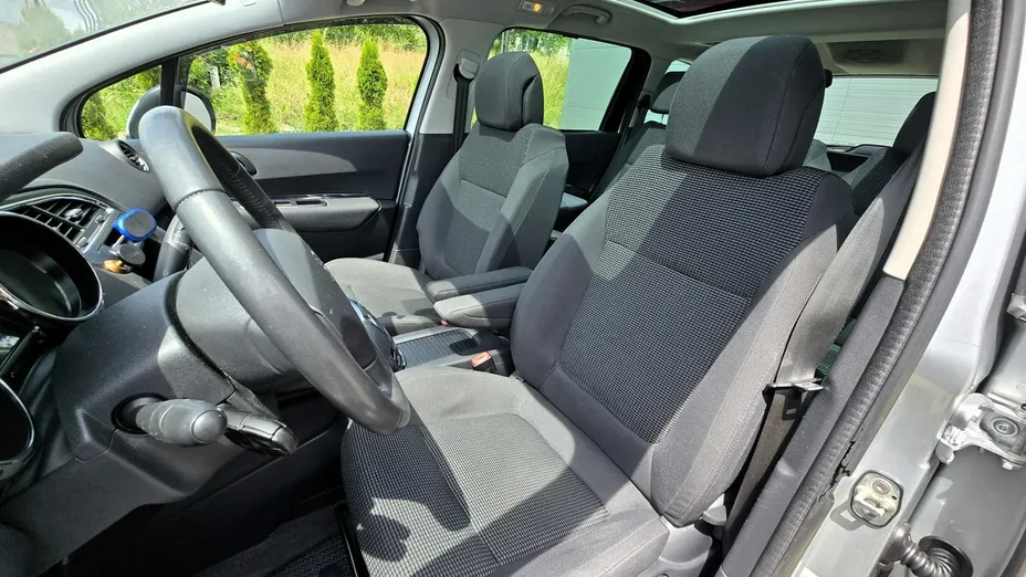 PEUGEOT 5008 -
