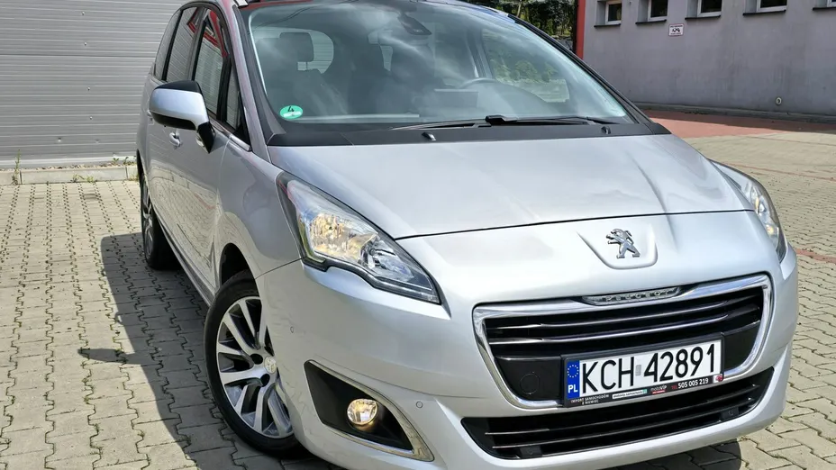 PEUGEOT 5008 -