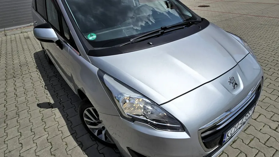 PEUGEOT 5008 -