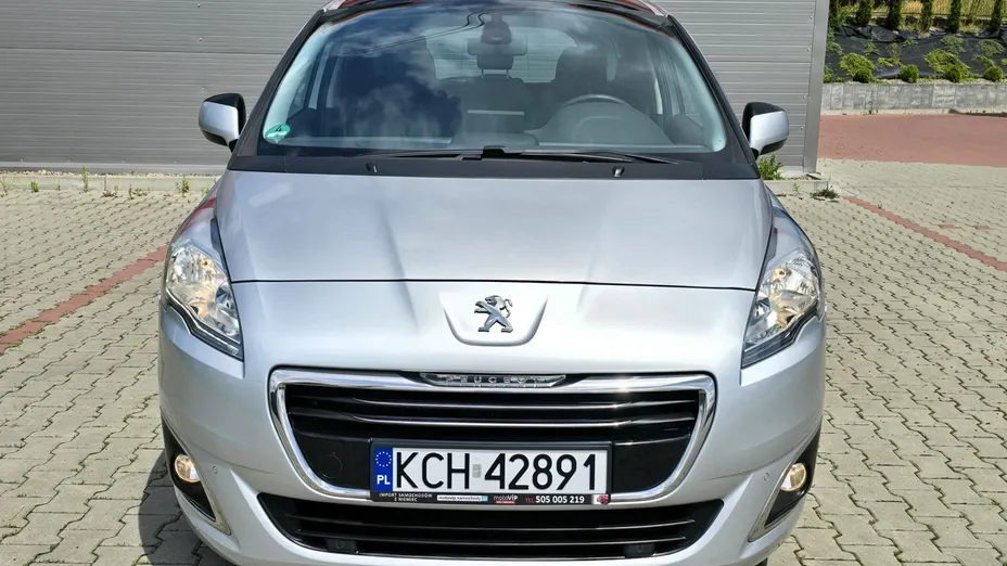 PEUGEOT 5008 -