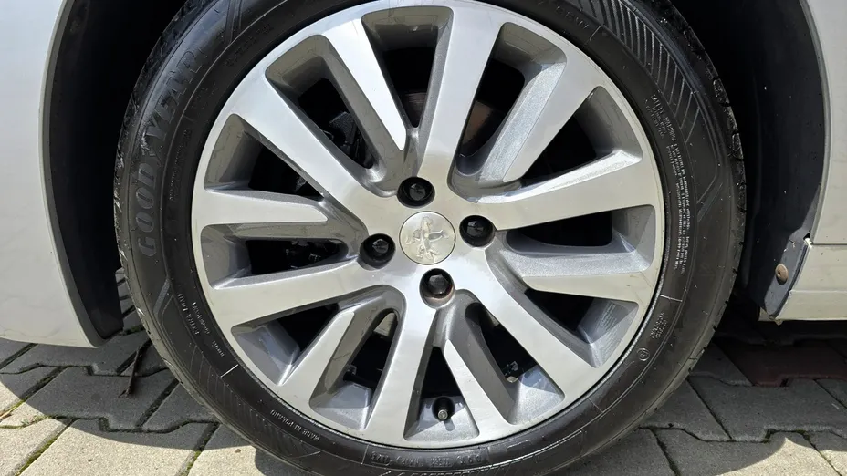 PEUGEOT 5008 -