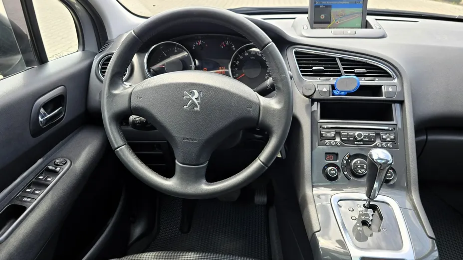 PEUGEOT 5008 -