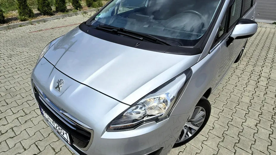 PEUGEOT 5008 -