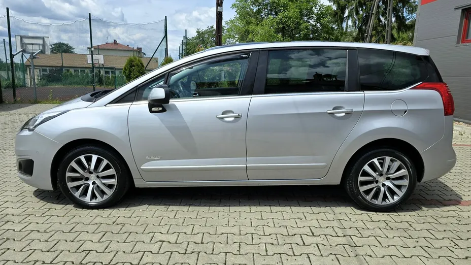 PEUGEOT 5008 -