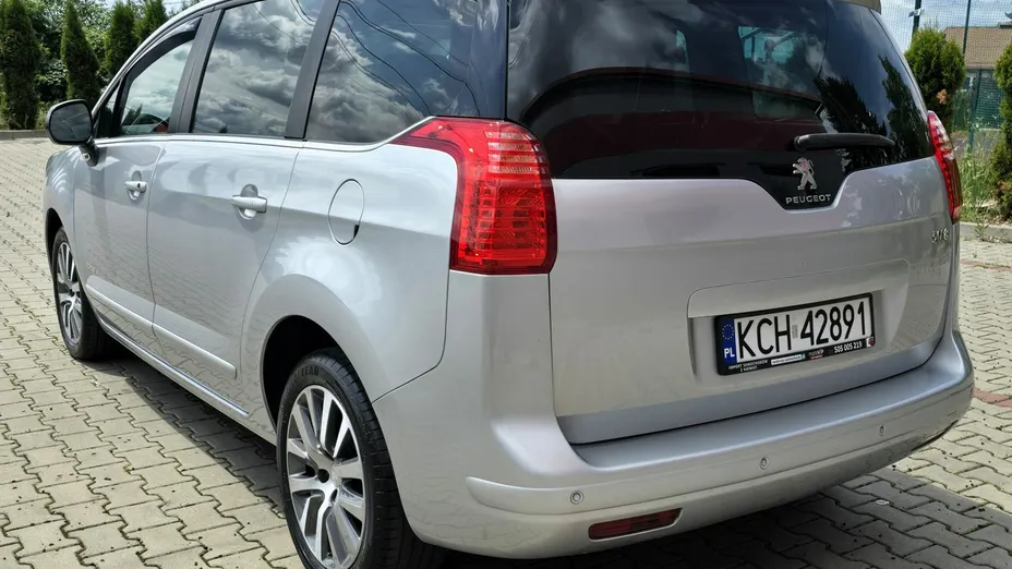 PEUGEOT 5008 -