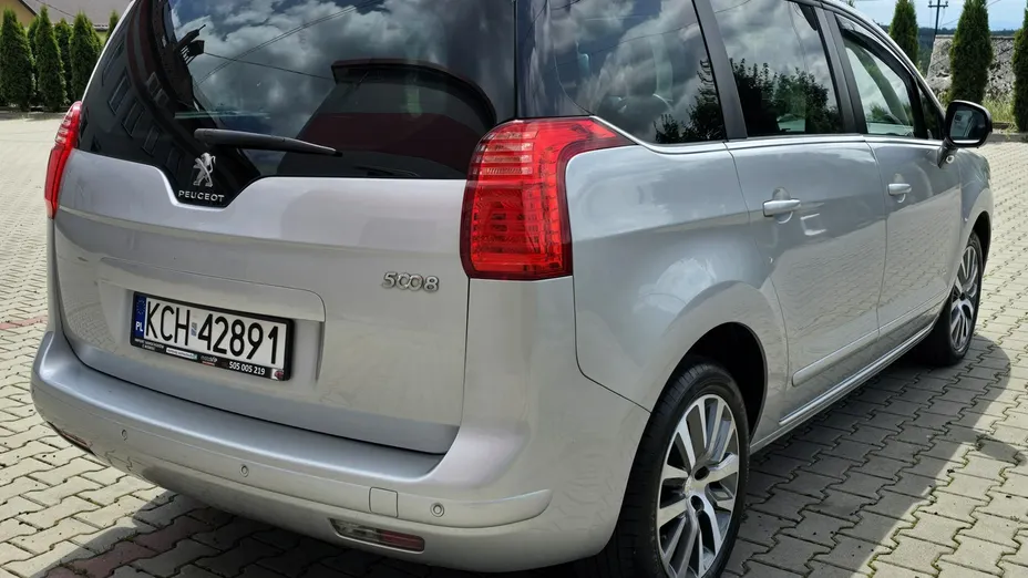 PEUGEOT 5008 -
