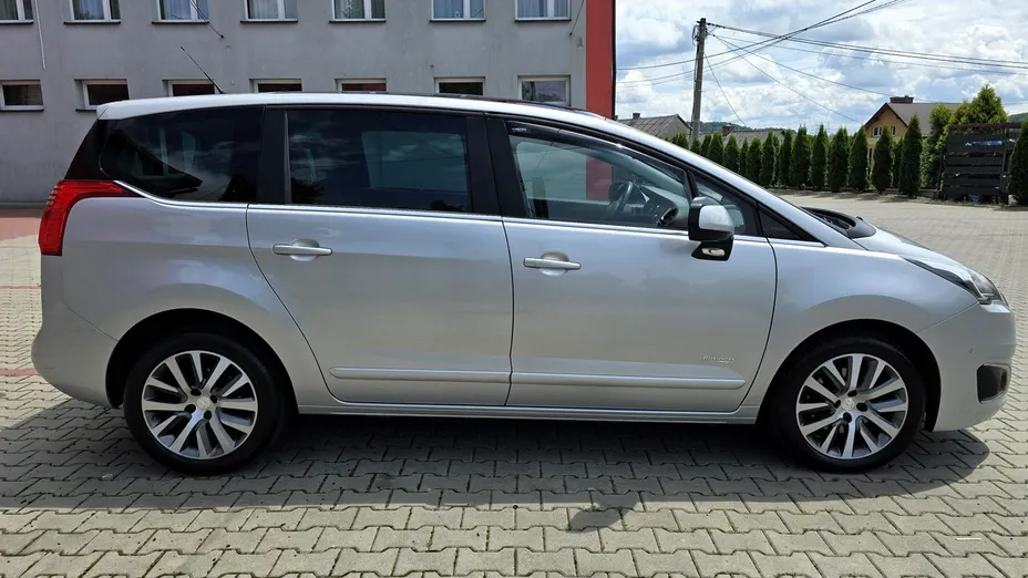 PEUGEOT 5008 -