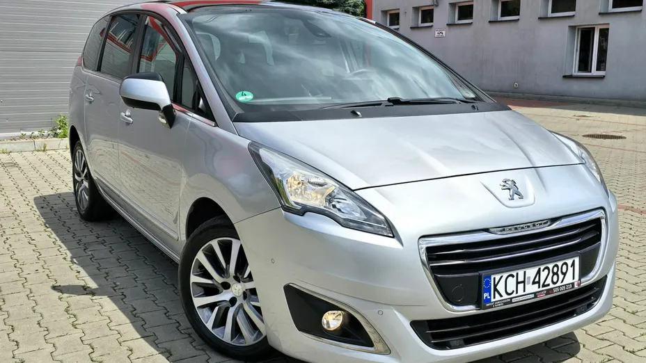 PEUGEOT 5008 -