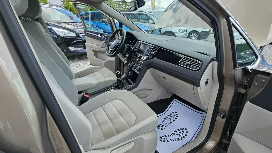 VOLKSWAGEN Golf Sportsvan -