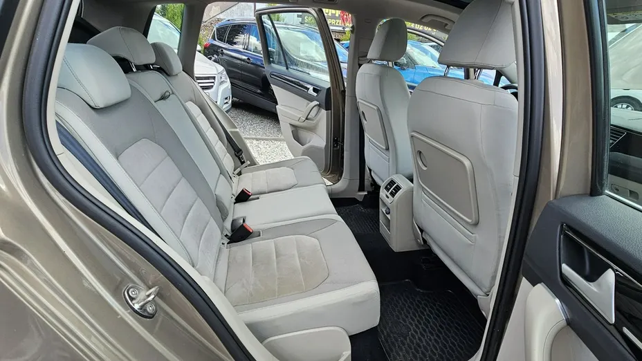 VOLKSWAGEN Golf Sportsvan -