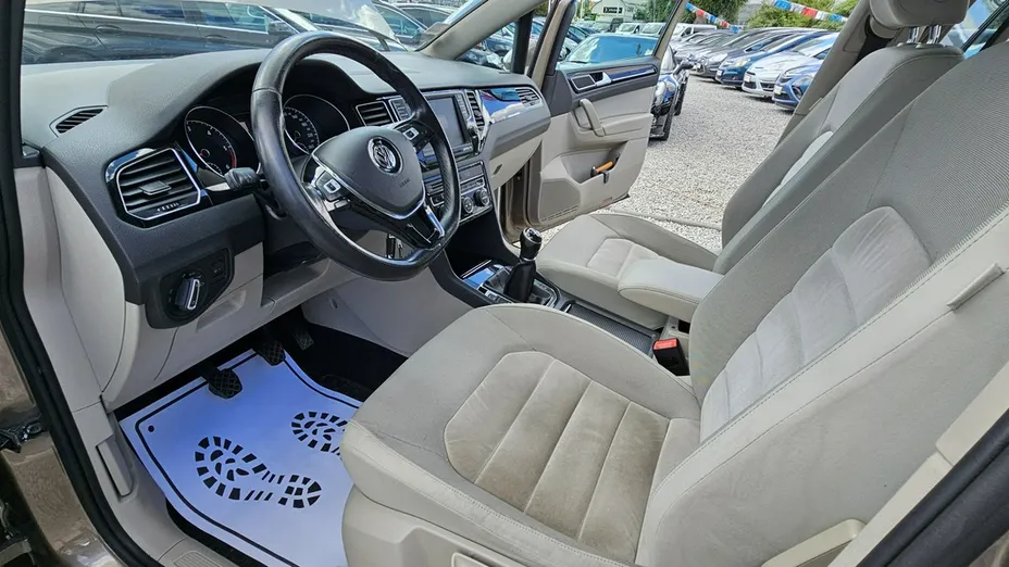 VOLKSWAGEN Golf Sportsvan -
