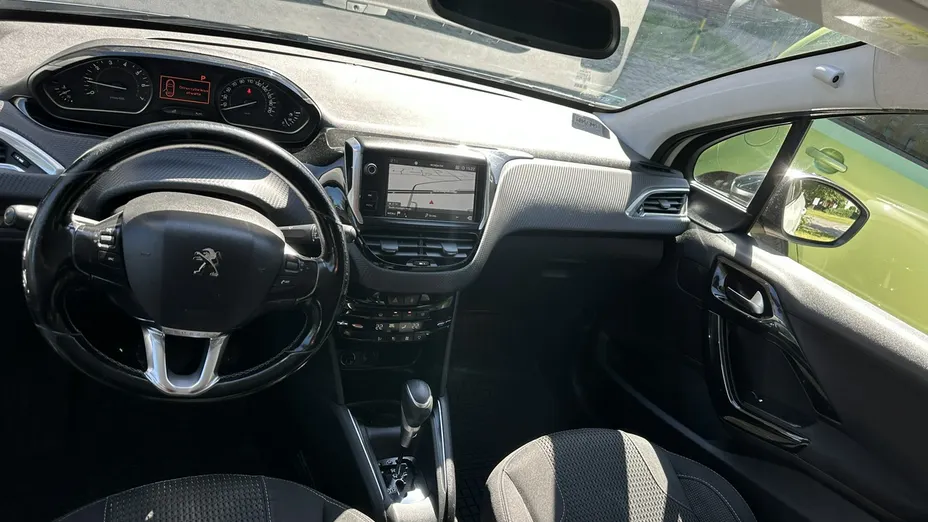 PEUGEOT 208 -