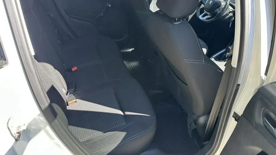 PEUGEOT 208 -