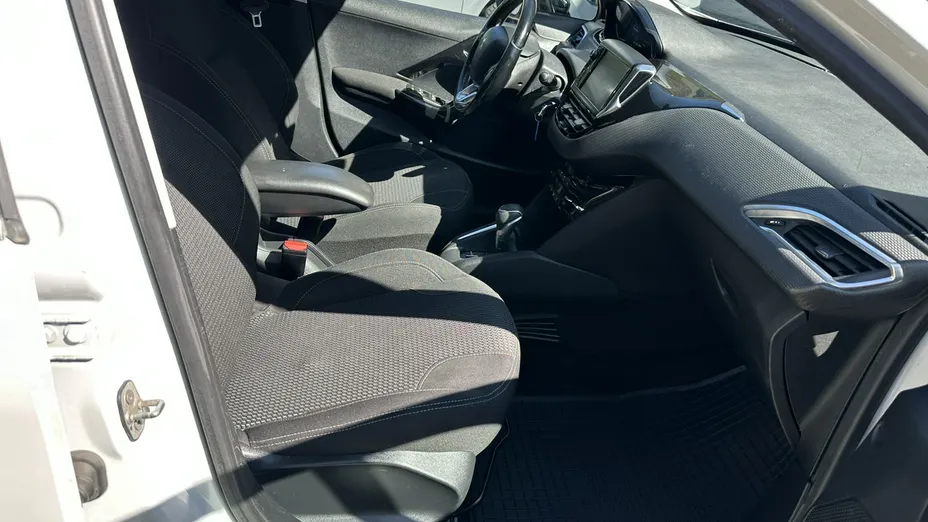 PEUGEOT 208 -