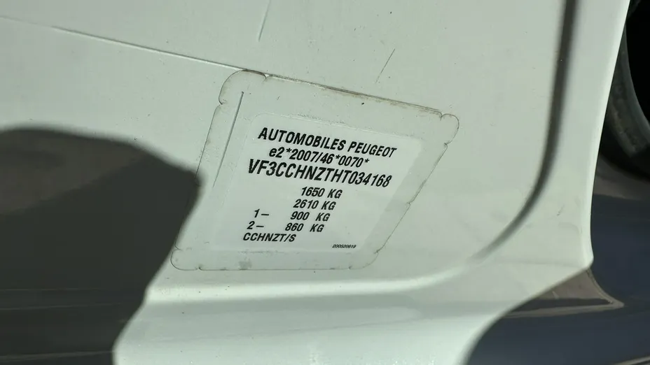 PEUGEOT 208 -